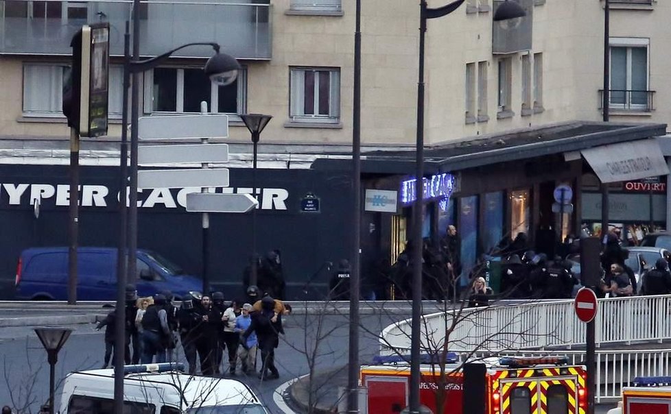 Шестимата заложници от магазина в Париж са спасени (ПЪРВИ СНИМКИ)