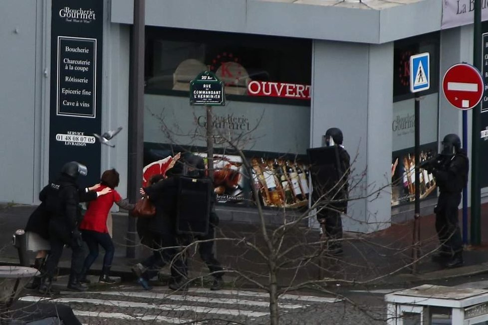 Започнаха да пускат заложници от еврейското магазинче в Париж?
