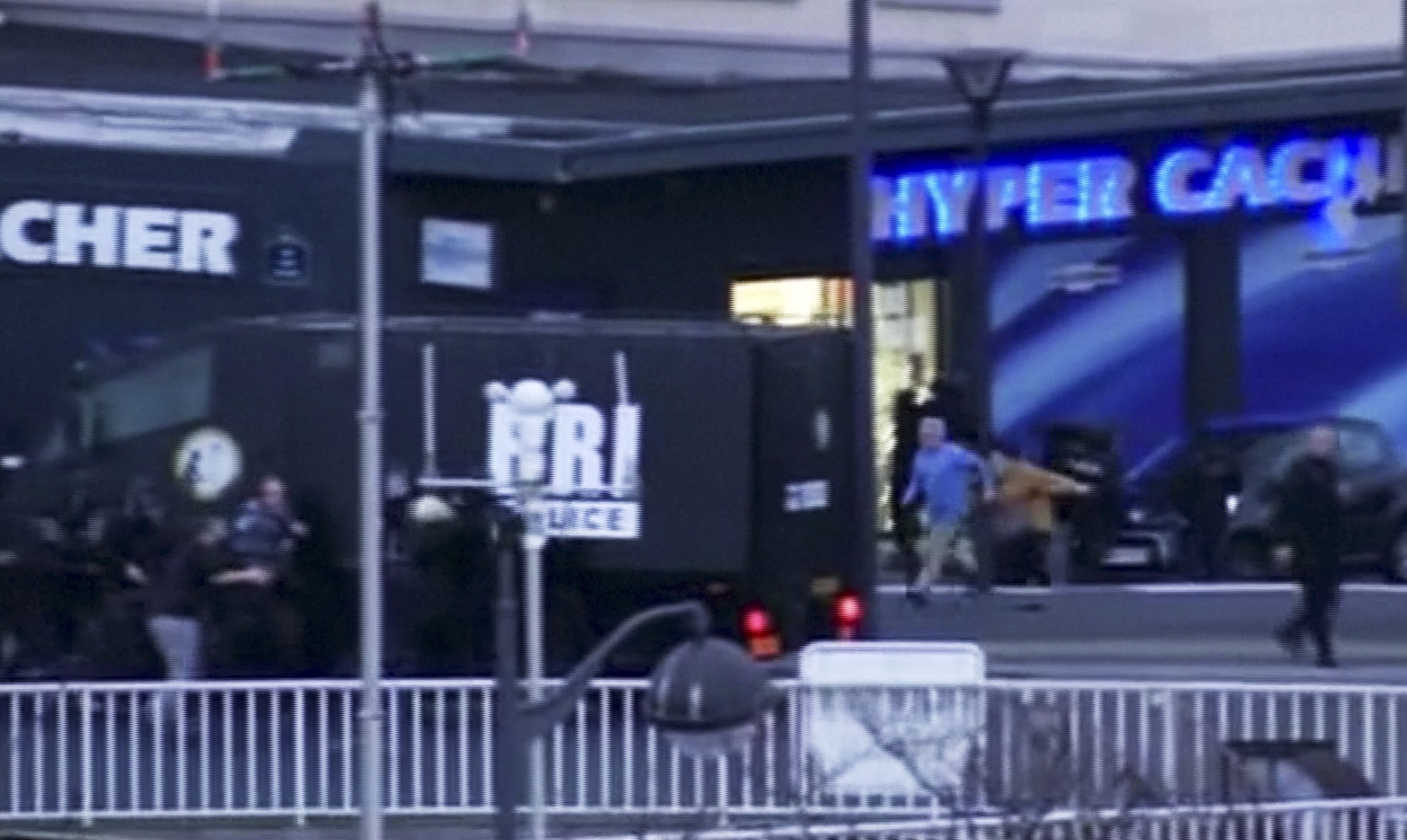 Терористът заложил експлозиви в еврейския магазин
