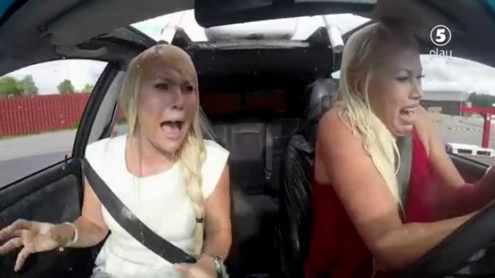 Нещо ужасно се случва на блондинки в кола (ВИДЕО)