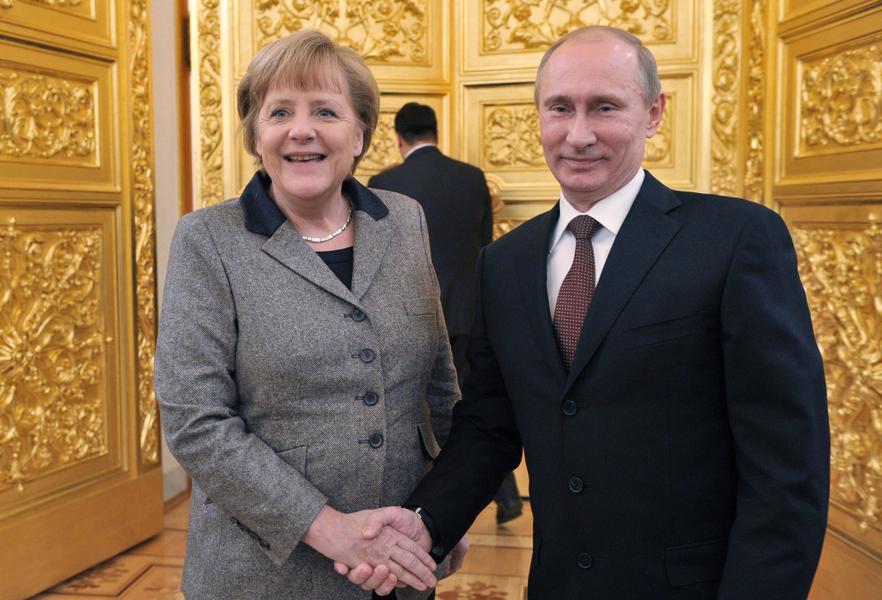 Путин и Меркел: Ще решим кризата в Украйна по мирен път 