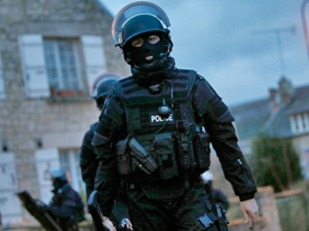 Заповед до френските полицаи: Носете оръжието си постоянно, терористите са се активизирали