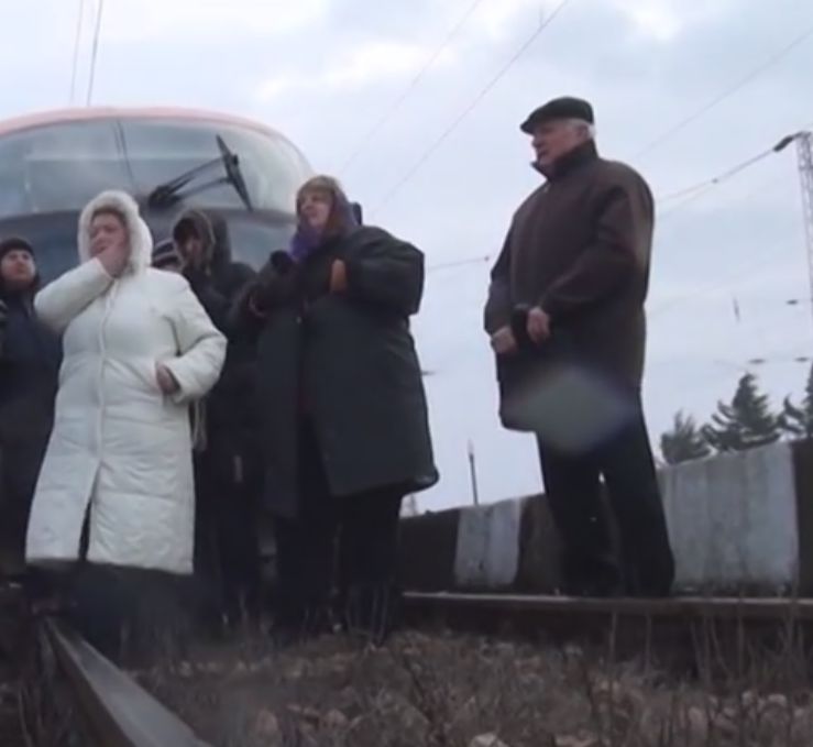 Жива верига блокира влака Карлово-Пловдив (ВИДЕО)
