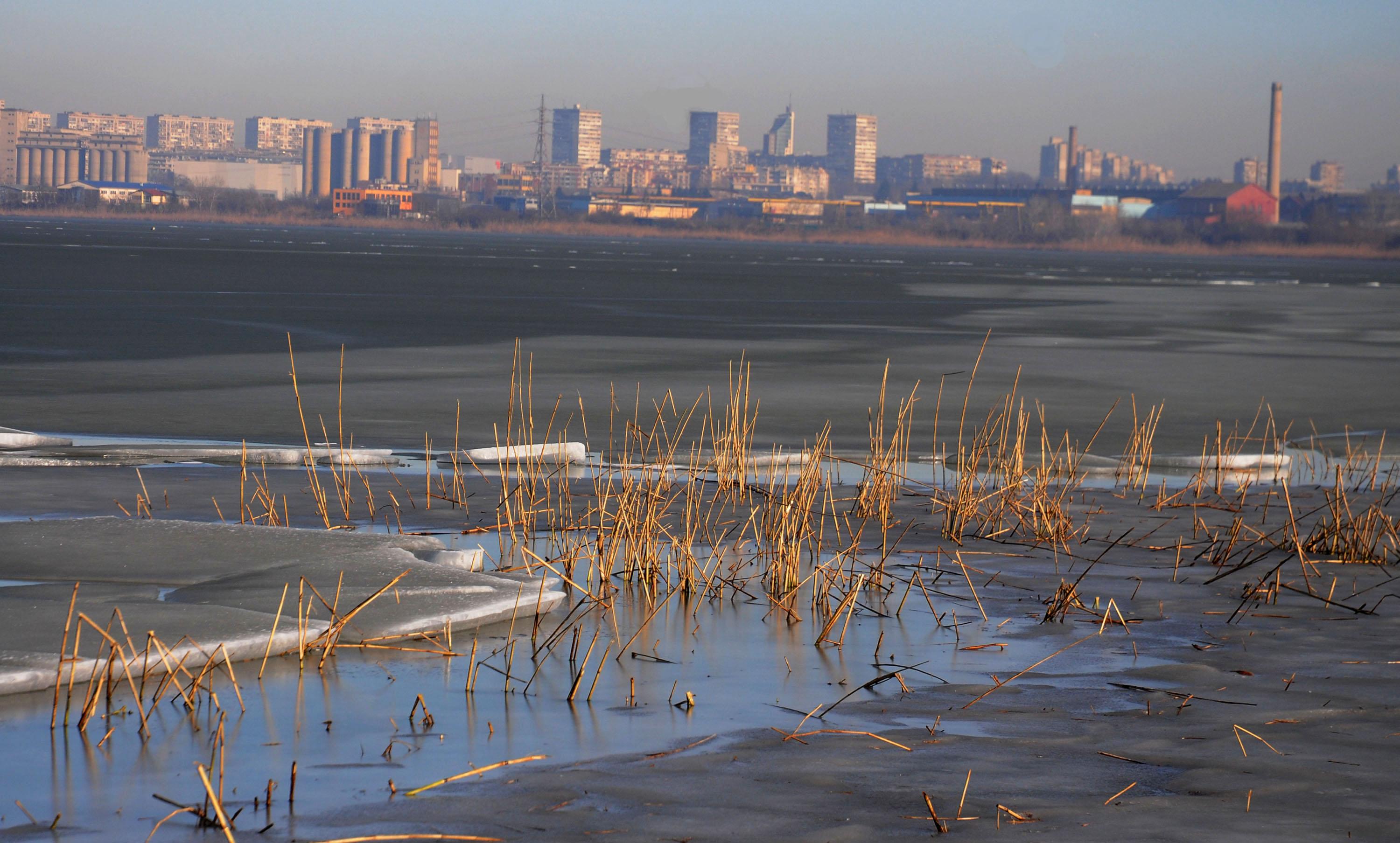Зимата не отстъпва - езерото Вая остава сковано от лед (СНИМКИ)