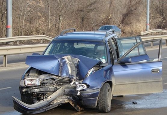Тежка катастрофа в Бургас! Мерцедес помля опел, единият шофьор е в болница (СНИМКИ)