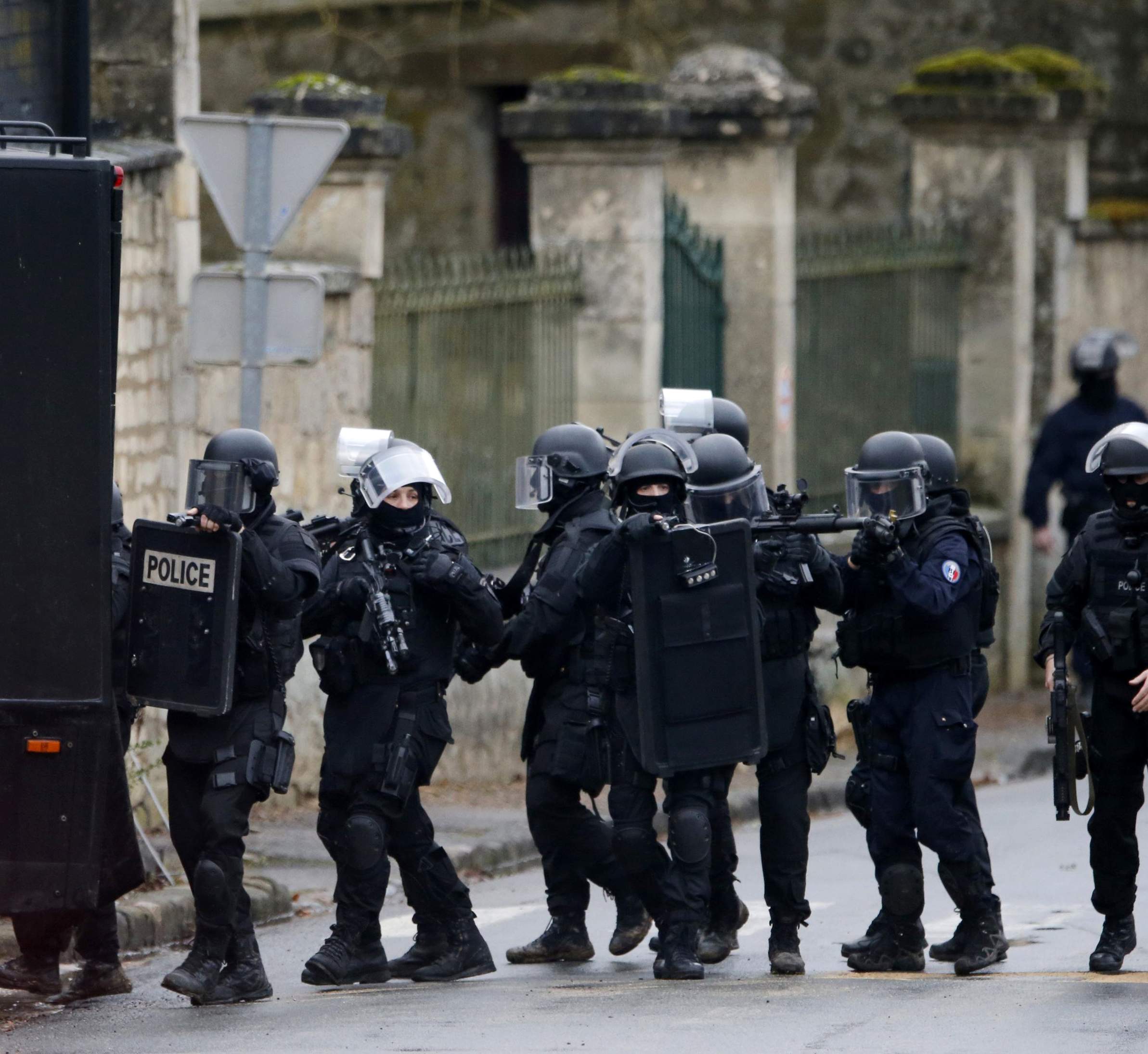 Атака във Франция! Въоръжени стреляха по джамия, осем души са ранени