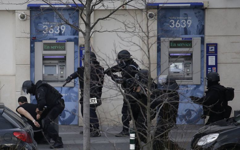 Френската полиция умува имало ли e четвърти терорист при кланетата в Париж