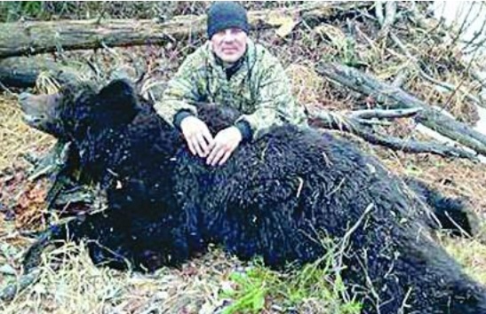 Полицаи нахлули в дома на Борис Митков заради селфи с убити мечки