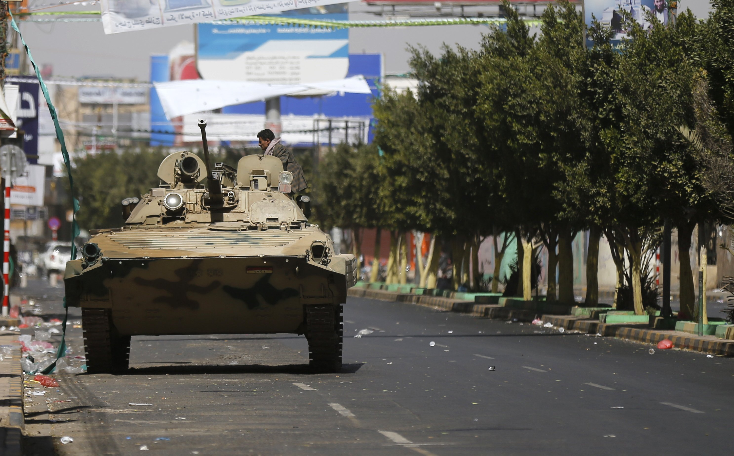 Шиитска милиция щурмува президентския дворец в столицата на Йемен
