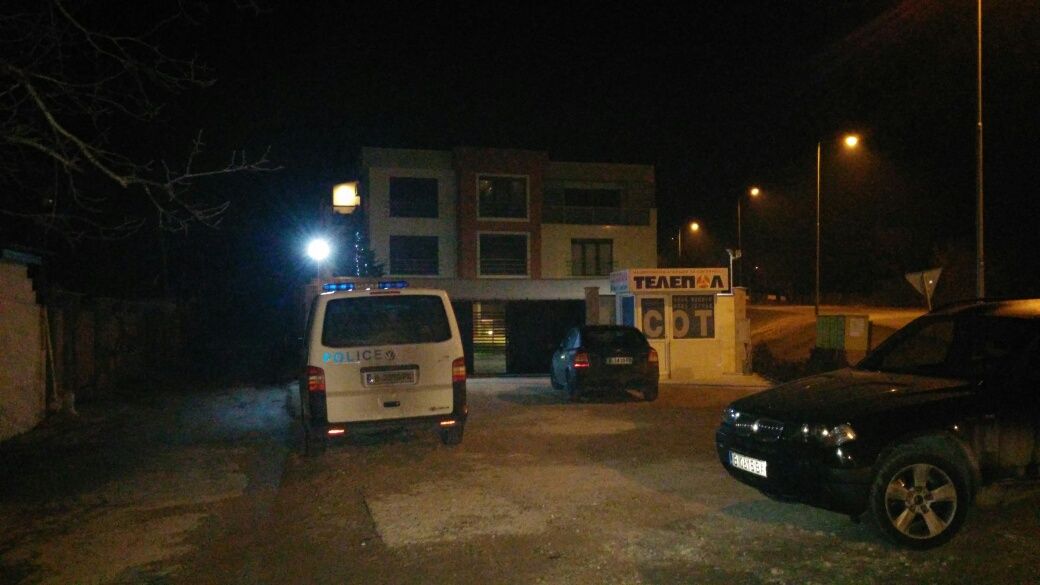 Само в БЛИЦ: Полицията рови къщата на Черния Роди за наркотици (СНИМКИ)