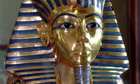Счупиха златната маска на Тутанкамон
