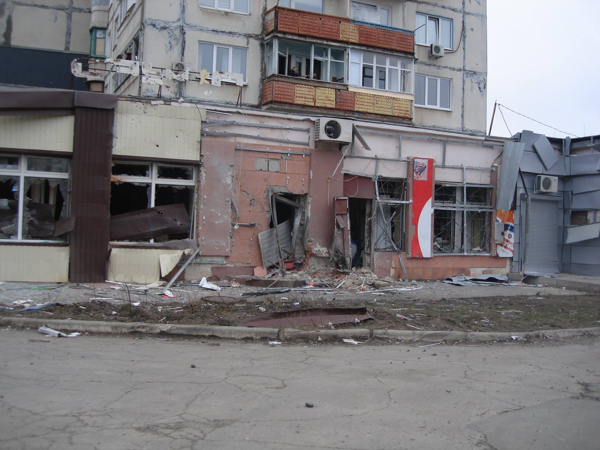 Вижте разрушенията след днешните боеве в Мариупол (СНИМКИ)