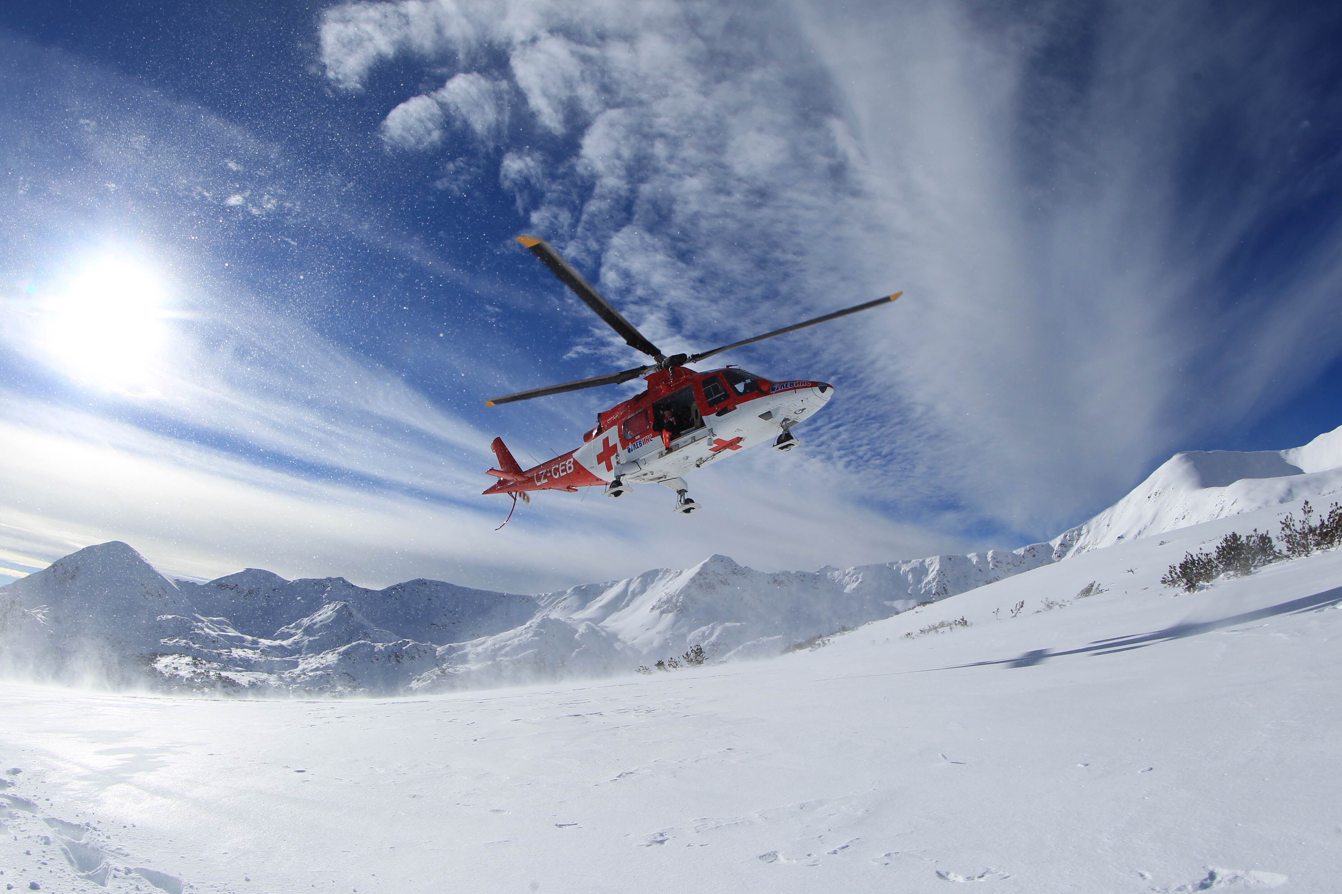 Хеликоптер откара пострадалия скиор за 10 минути в болница