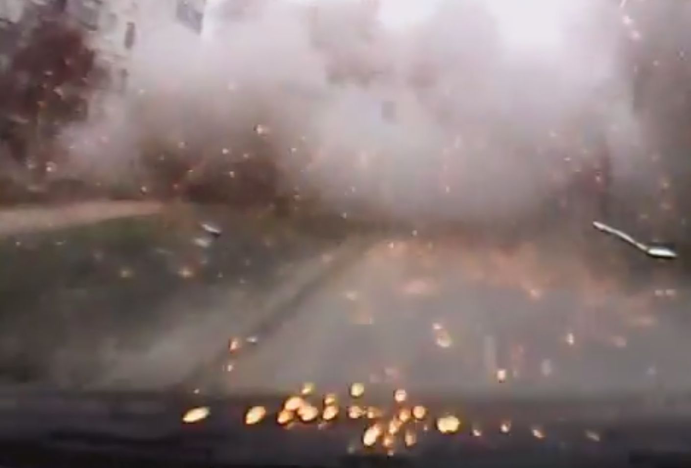Камера засне как снарядите на „Град“ падаха в Мариупол (ВИДЕО)