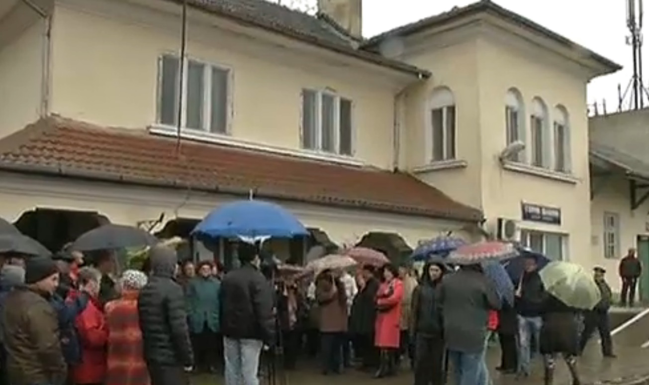 Жители на Горни Дъбник на протест в защита на гарата си 