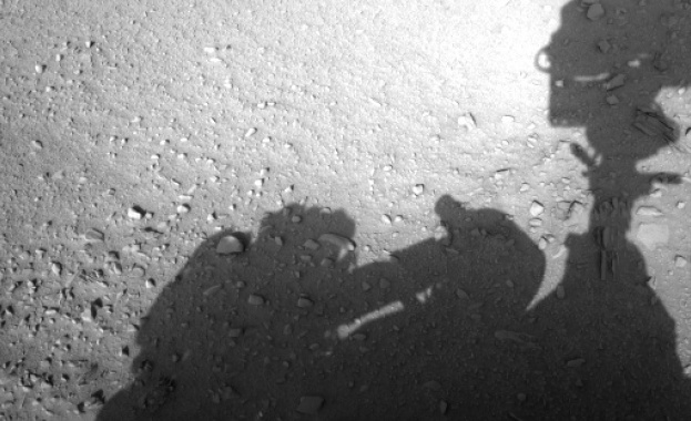 Нова снимка: Човешка сянка мърда до Кюриосити на Марс 