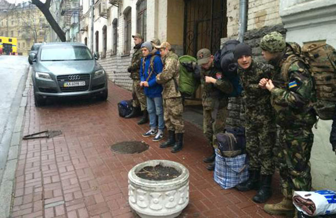 Киев готви батальон от 16-годишни, за да ги хвърли в бой