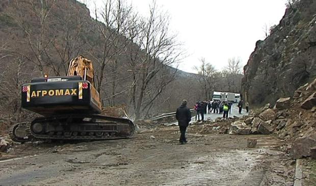 Багер разчисти пътя Симитли - Банско от опасни скали