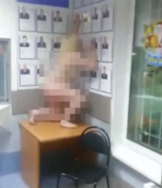 Уволняват полицаи за видео на гола жена в ареста (18+)