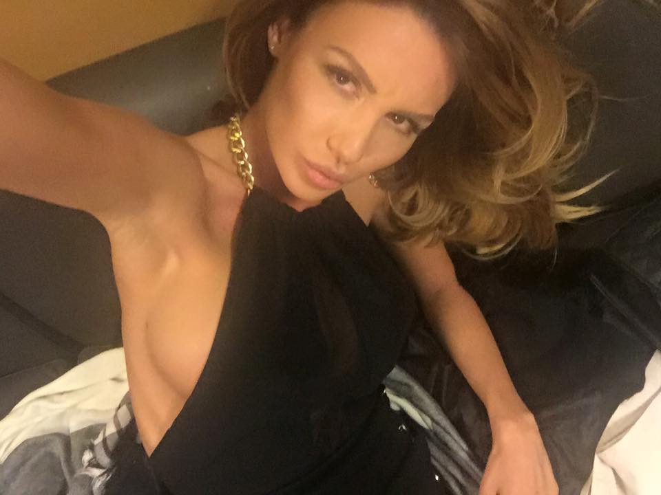 Моника Валериева се похвали с нови гърди по халат! (СНИМКА 18+)
