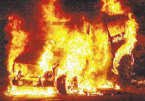 САМО В БЛИЦ: Джип се запали и избухна в столицата