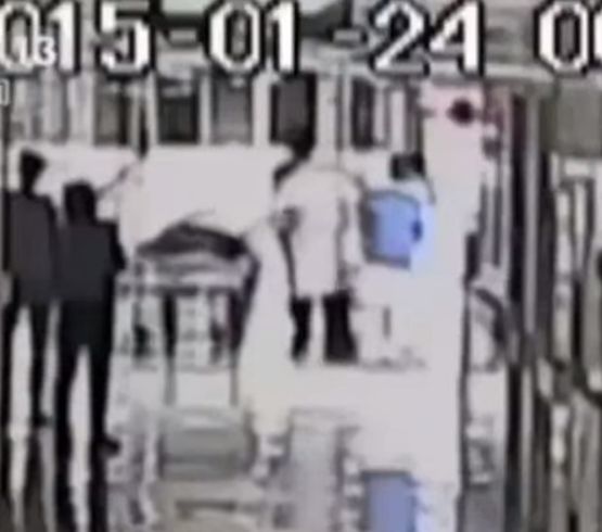 Пиян роднина на пациент се хвърли с лекар в асансьорна шахта (ВИДЕО 18+)