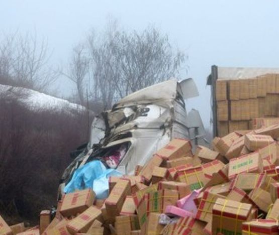 Апокалиптични снимки от катастрофата с ТИР, чийто шофьор загина