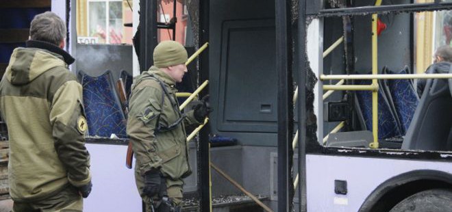 Тролей попадна под масиран обстрел в Донецк (ВИДЕО)