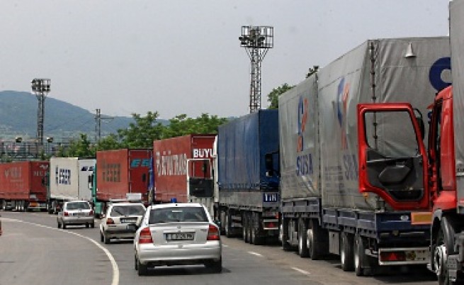 Читател на БЛИЦ: „Тапа” на границата със Сърбия, висим втори час