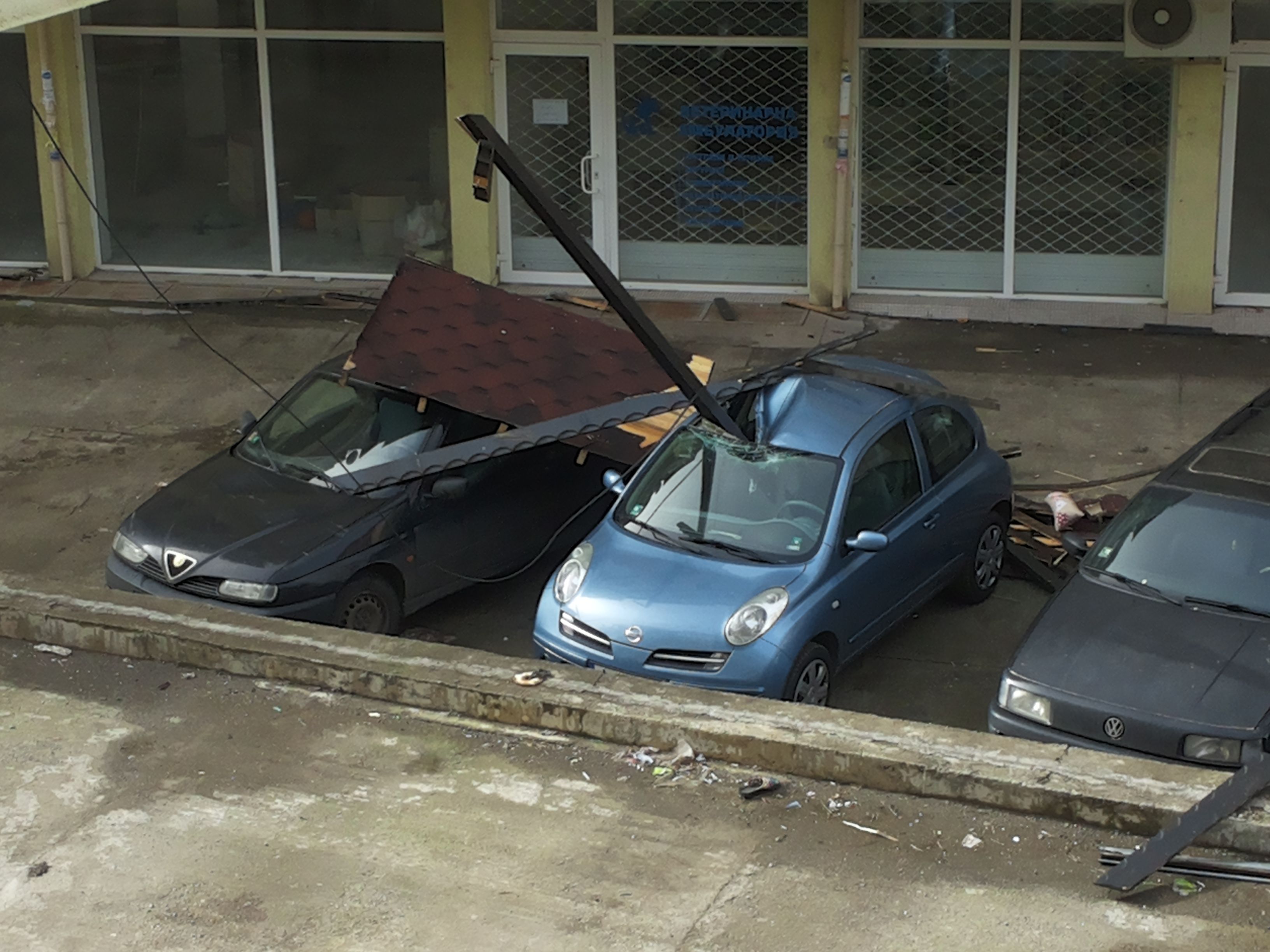 Очевидец от Бургас за БЛИЦ: Вятърът вдига всичко от балконите и троши автомобили (СНИМКИ)