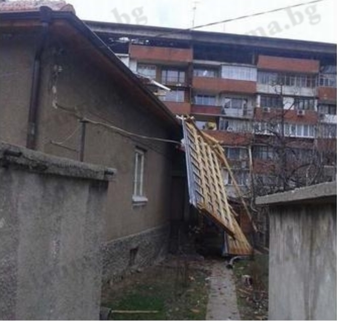 Ураганен вятър метна покрив върху къщата на екскмета на Дупница