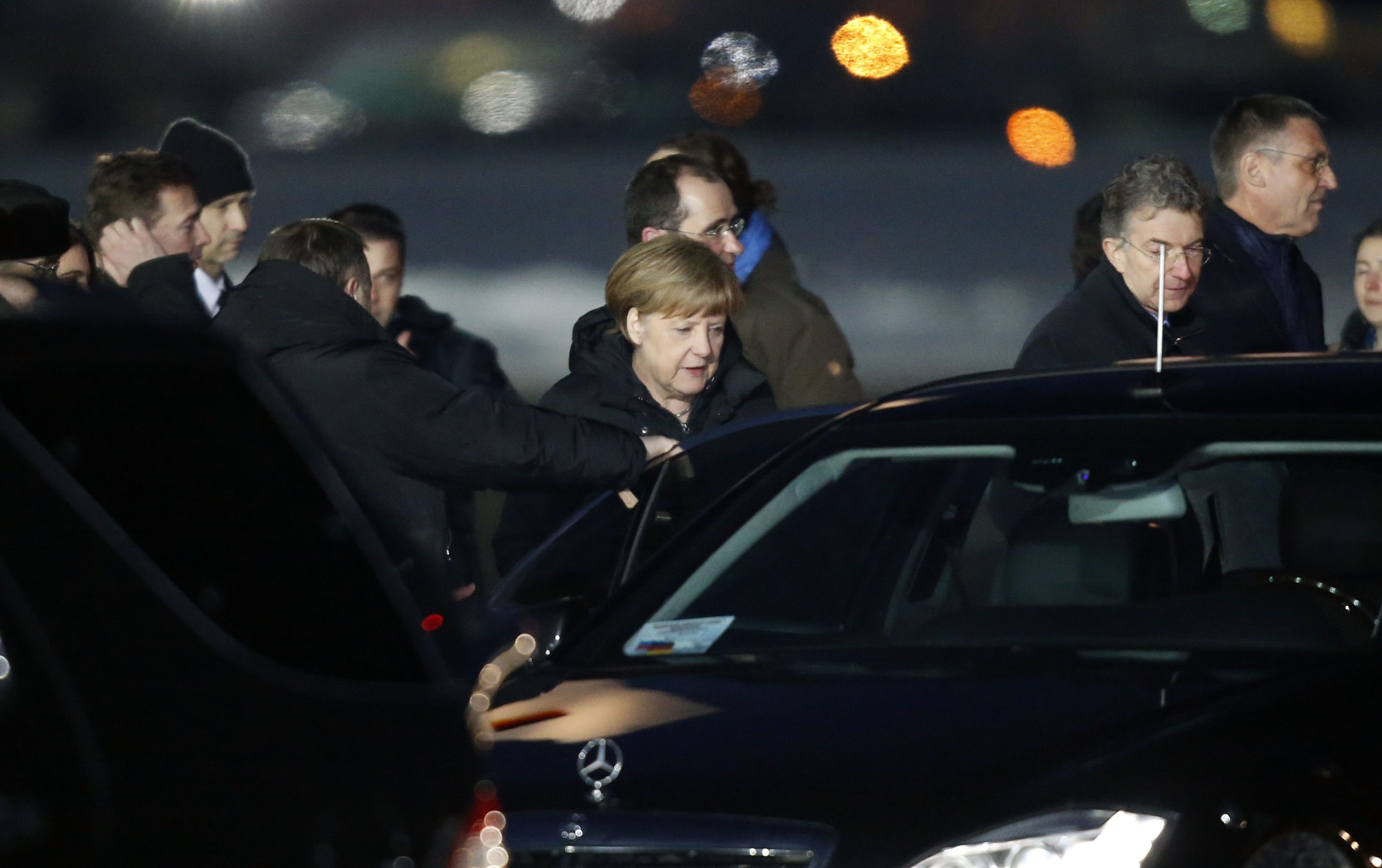 Меркел и Оланд кацнаха в Москва (СНИМКИ)