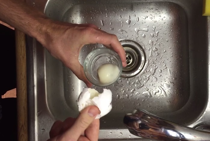 8 милиона вече видяха най-лесното белене на варено яйце (ВИДЕО)