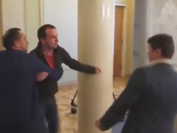 Бой на депутати в украинския парламент (ВИДЕО)