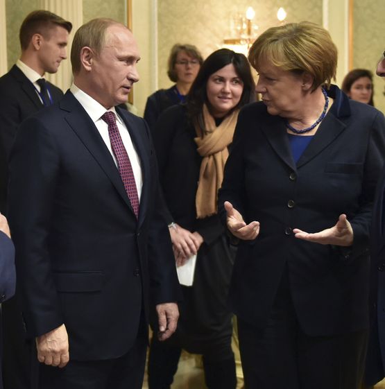 Путин и Меркел напуснаха за малко залата за преговори
