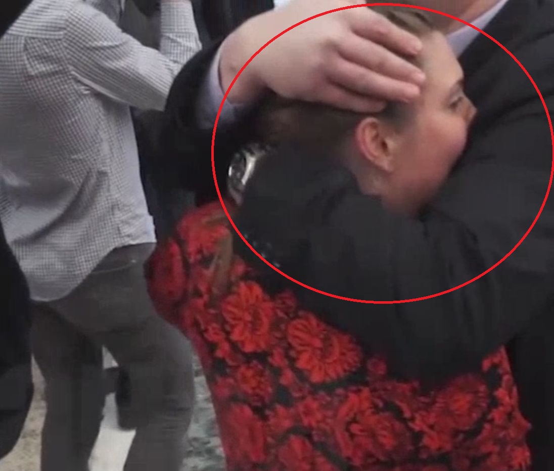 Ето как бодигард на Порошенко затвори устата на руска журналистка (ВИДЕО)