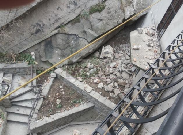 Апокалипсис в Пловдив: Скали паднаха върху къщи (СНИМКИ)