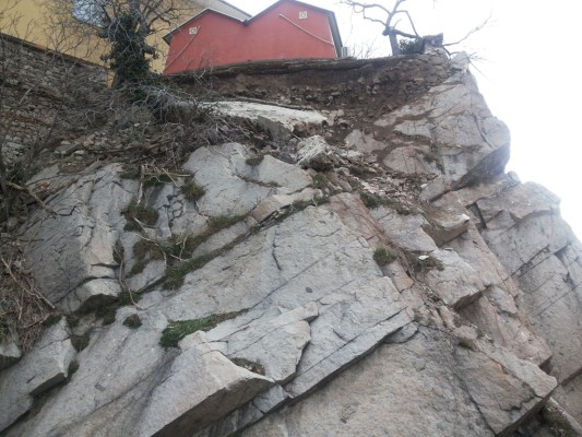 Апокалипсис в Пловдив: Скали паднаха върху къщи (СНИМКИ)