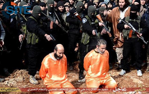 „Ислямска държава“ екзекутира двама шпиони, разпъна трети на кръст (СНИМКИ 18+)