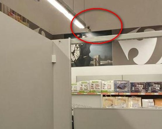 Воайорски камери дебнат в съблекалнята на „Карфур” в бургаския мол „Галерия”