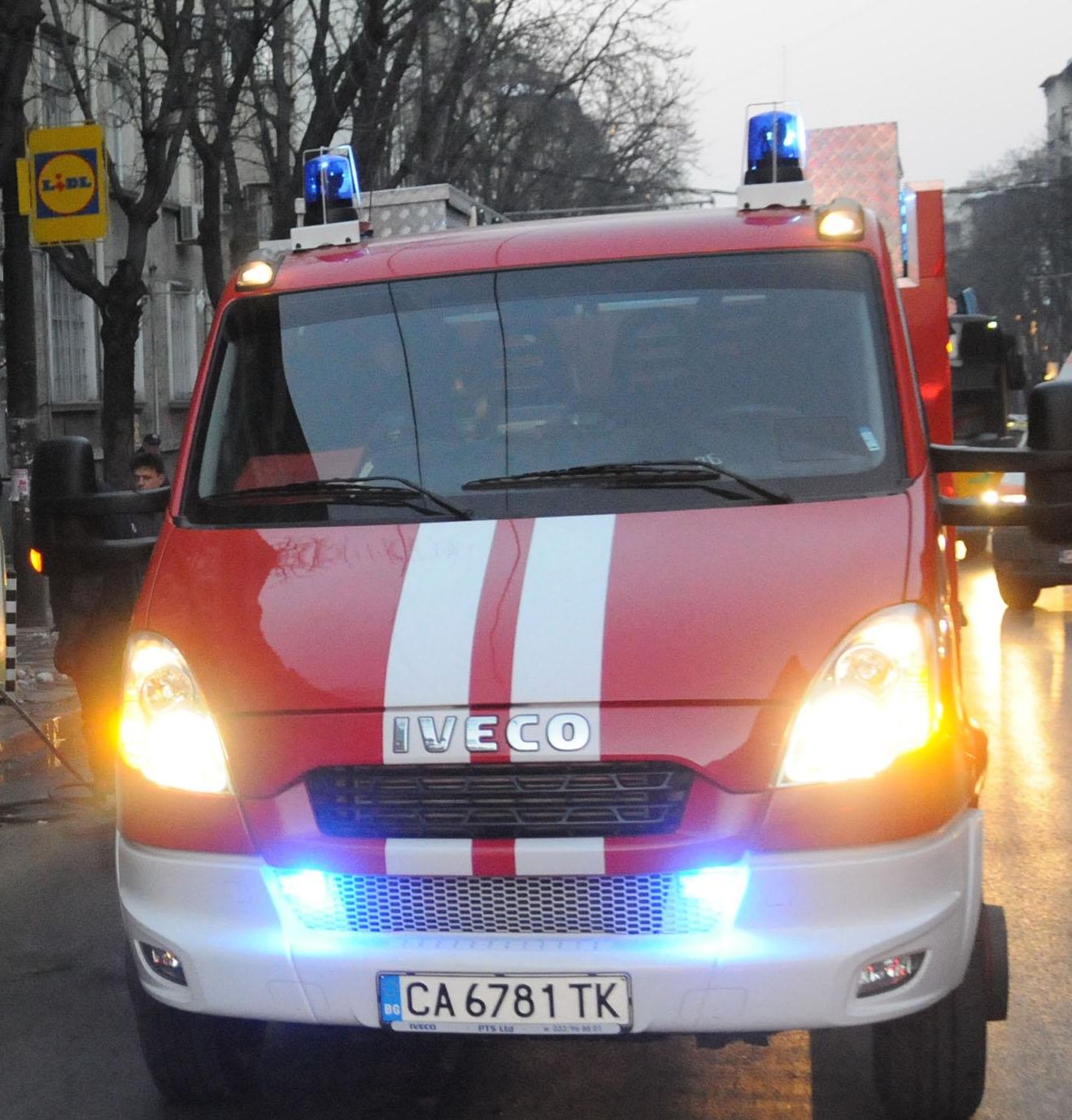 Първо в БЛИЦ: Три коли пламнаха като факли тази вечер в София!  
