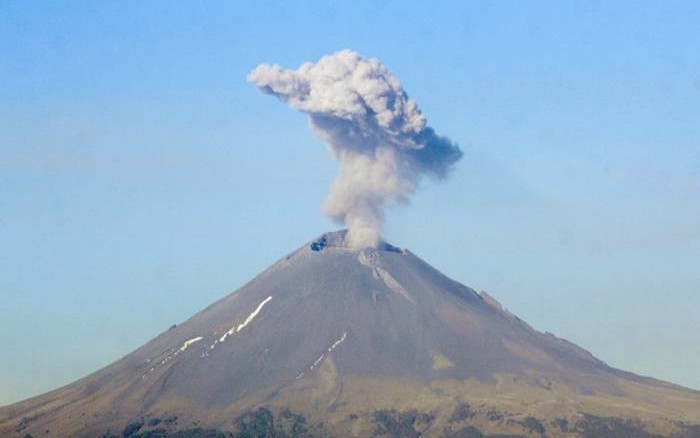 Вулкан изригна зрелищно в Мексико (ВИДЕО)