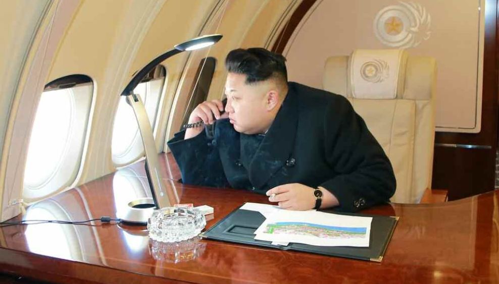 Ким Чен-ун показа частния си самолет (СНИМКИ)