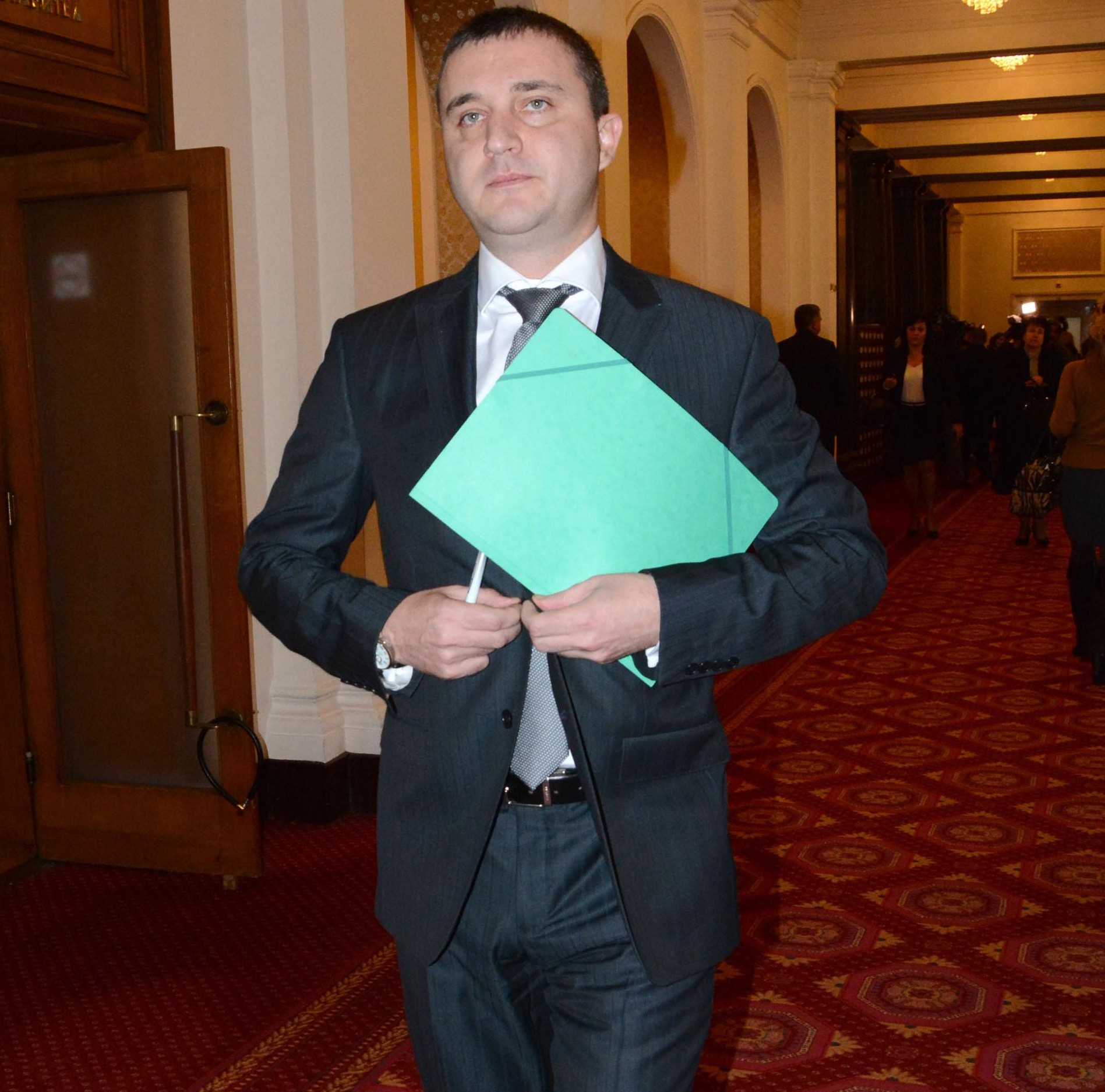 Напрежението ескалира: Горанов събира парламентарните групи преди гласуването на 16-те милиарда