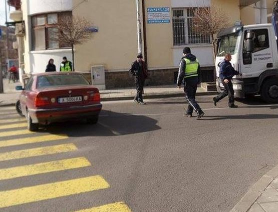 БМВ без шофьор се блъсна край пешеходна пътека в Бургас 