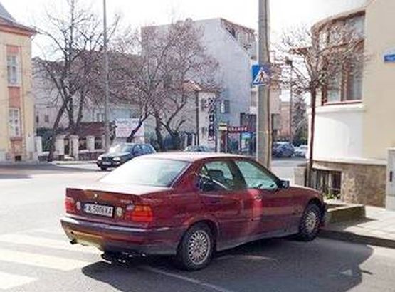 БМВ без шофьор се блъсна край пешеходна пътека в Бургас 