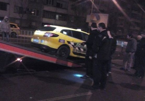 Зверско меле на пътя във Варна! Такси е помляно, клиентът в него припаднал (СНИМКИ)