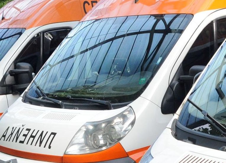 Автобус с отказали спирачки се заби в стълб на пъпа на София 