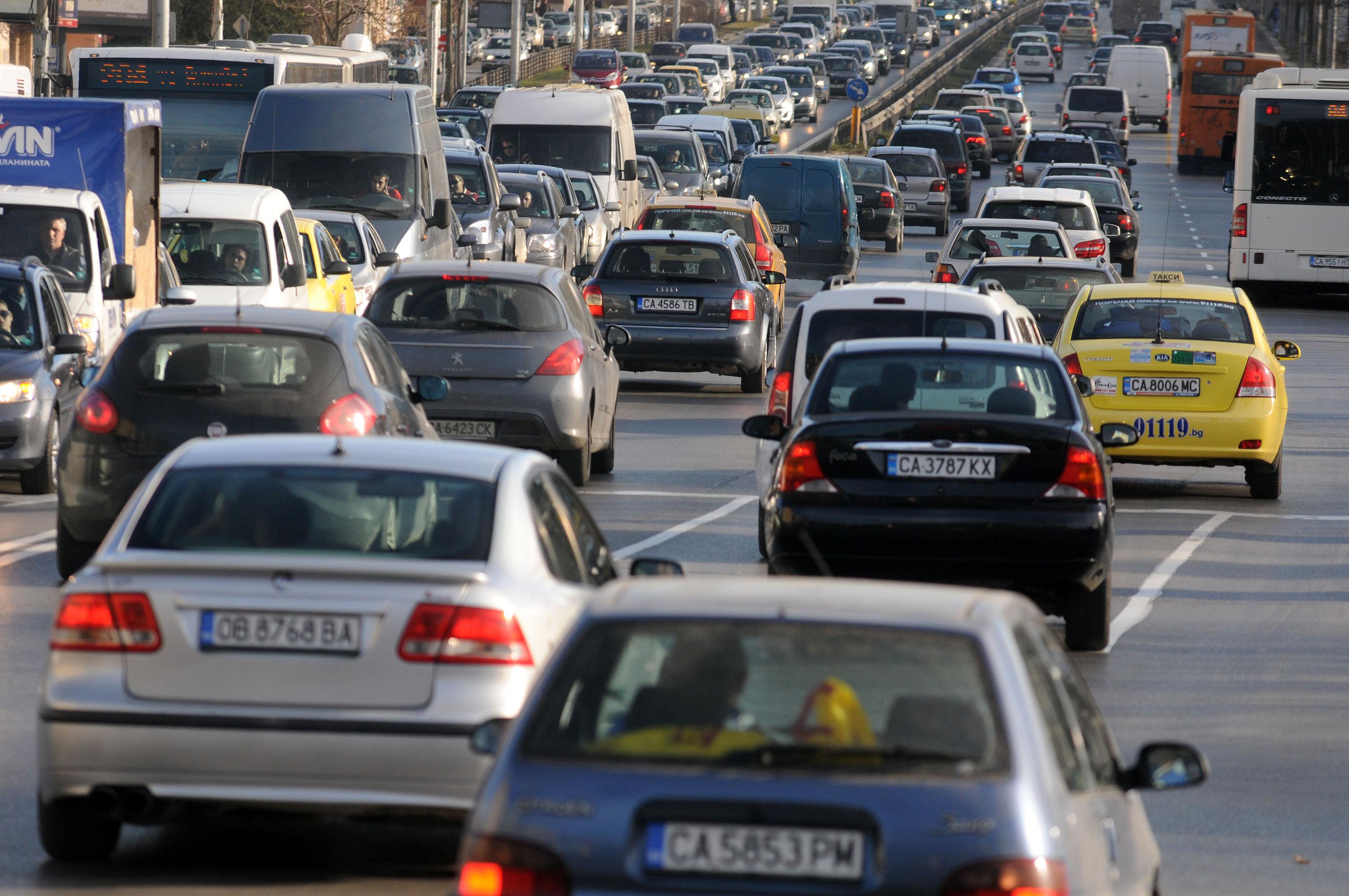 Голямото изнасяне започва: По 500 коли в минута напускат София