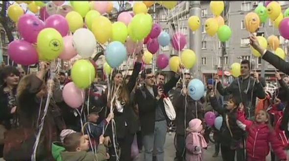 Хиляди разноцветни балони литнаха за Деня на редките болести 